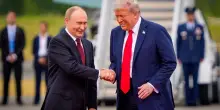 Il gioco di Putin. Lusinghe e promesse a Trump, che ha fretta di pace
