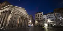 Cade dal muro del Pantheon. Muore turista giapponese