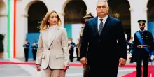 Barcamenarsi, che fatica. Giorgia concorda con l'amico Orbán un piano sulle armi. Paga l'Ue