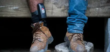 In un anno +600% di alert, pochi dispositivi, troppi problemi tecnici. L'allarme della Polizia sui braccialetti elettronici