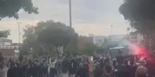 Febbre da scudetto a Napoli: il bus della squadra entra allo stadio tra due ali di tifosi in festa