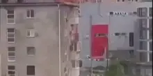 Attacco ucraino sul Mar Nero, il momento in cui un drone colpisce un palazzo a Novorossiysk