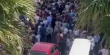 Sirmione presa d'assalto dai turisti, la ressa per accedere al borgo