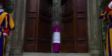 Monsignor Ravelli pronuncia l'Extra Omnes, chiude le porte della Cappella Sistina. Inizia il Conclave