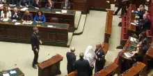 C'è una prima volta per tutto. Il video che immortala un fantasma in Parlamento