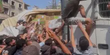 A Gaza un camion con gli aiuti umanitari preso d'assalto dalla folla