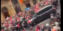 Liverpool, l'auto sulla folla: le riprese dal basso mostrano il drammatico impatto