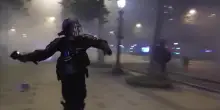 Parigi, caos sugli Champs-Élysées dopo la vittoria del PSG: lacrimogeni e arresti