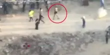 L'esercito Israeliano: "Hamas ha sparato ai palestinesi in fila per gli aiuti alimentari". Il video