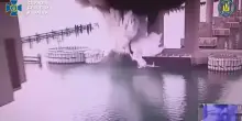 "Colpito ponte di Crimea con esplosivi sott'acqua". Le immagini degli 007 di Kiev