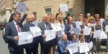 Per festeggiare l'approvazione della legge che punisce i blocchi stradali, la Lega blocca una strada