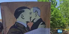Roma, da Guernica al bacio tra Netanyahu e Hitler: le immagini simbolo della manifestazione per Gaza