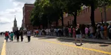 A Mosca lunghe code per vedere la tomba di Lenin prima del restauro