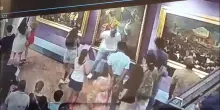 Uffizi, le immagini del turista che inciampa e danneggia una tela del Settecento. Sarà denunciato