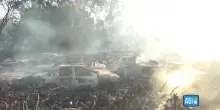 Incendi a Roma, in fiamme rivenditore di auto a Tor Carbone: i veicoli distrutti dal fuoco