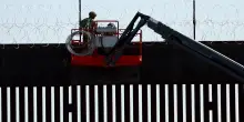 L'esercito Usa tende il filo spinato sul muro con il Messico
