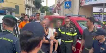 Ventimiglia, Allen portato in braccio da un soccorritore: gli applausi della folla