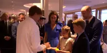 Jannik Sinner con la famiglia reale: regala palline da tennis autografate ai principi George e Charlotte