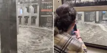 Tempesta d'acqua a New York, pendolari e turisti bloccati nella metro allagata