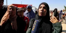 Gaza, le donne in coda per il cibo a Rafah: "Ci attaccano con spray urticante e lacrimogeni"