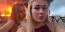 Video selfie davanti all'incendio dopo l'attacco di droni: Mosca ordina l'arresto di due influencer