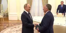 La stretta di mano tra Putin e l'inviato di Trump Witkoff prima del vertice