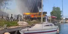 Incendio in un cantiere navale a Ostia: barche in fiamme