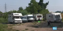 Milano, scappati i rom da campo di via Selvanesco: le immagini delle roulotte abbandonate