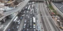 Giornata di mobilitazione in Israele per la liberazione degli ostaggi. I manifestanti bloccano l'autostrada