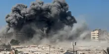 A Gaza City la bomba colpisce il palazzo di 12 piani che si sbriciola. L'Idf: "Ospitava terroristi di Hamas"