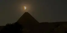 Egitto, la Luna dà spettacolo: le immagini dell'eclissi sulle piramidi di Giza