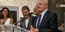 Gaffe di De Luca: "Bellissima la figlia di Kapoor". Ma lei è la moglie dell'artista