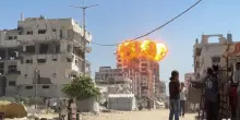 Gaza City: la bomba arriva dritta sul palazzo, l'esplosione davanti ai ragazzini