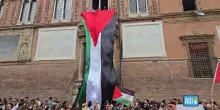 Bologna in piazza per Gaza, il Comune espone una maxibandiera della Palestina