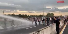 Manifestanti in tangenziale a Bologna, la polizia usa idranti e lacrimogeni