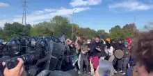 Lo sciopero a Bologna, cariche delle forze dell'ordine in tangenziale