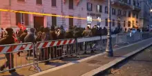 Corteo per Gaza a Roma, antagonisti isolati dai manifestanti. "Non c'entrate niente con noi"