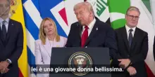 Trump a Meloni al vertice in Egitto: "Lei è bellissima, non se la prende se lo dico vero?"