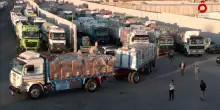 A Rafah centinaia di camion di aiuti in coda