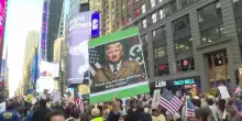 Usa, proteste contro Trump a New York: Times Square invasa da migliaia di persone