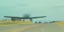 Atterraggio di emergenza: l'aereo militare sfiora l'auto sulla strada statale