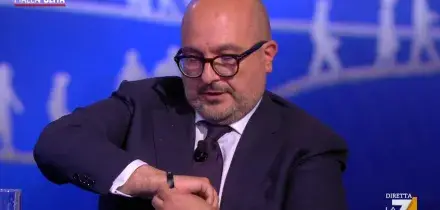 "Siete dei poveri comunisti": Sangiuliano esibisce il braccialetto con la citazione di Berlusconi