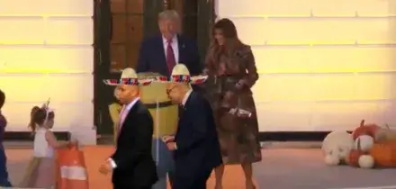 Halloween, la Casa Bianca prende in giro i leader dem: da Trump per i dolcetti con sombrero in testa
