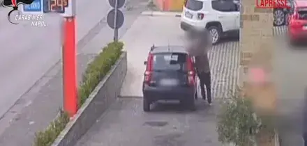 Napoli, donna assalita dall'ex mentre è in auto al distributore: le immagini dell'aggressione