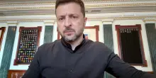 Zelensky: russi non mostrano alcun segno di cessate il fuoco, manteniamo necessarie attività combattimento