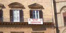 Palermo, Palazzo Normanni:striscione “Stop genocidio” Controcorrente
