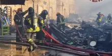 Roma, incendio di rifiuti nell’ex stabilimento della Miralanza