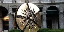 È morto lo scultore Arnaldo Pomodoro, avrebbe compiuto 99 anni oggi