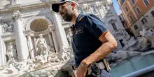 Roma, fermato truffatore ‘tre campanelle’ davanti Fontana di Trevi