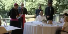 Papa pranza con poveri a Castel Gandolfo, è la prima volta di Prevost